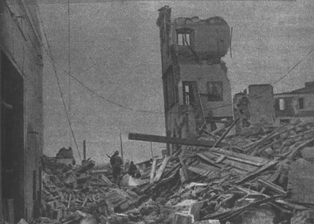 [A patrol of the 361st Infantry enters war-torn Pontedera]